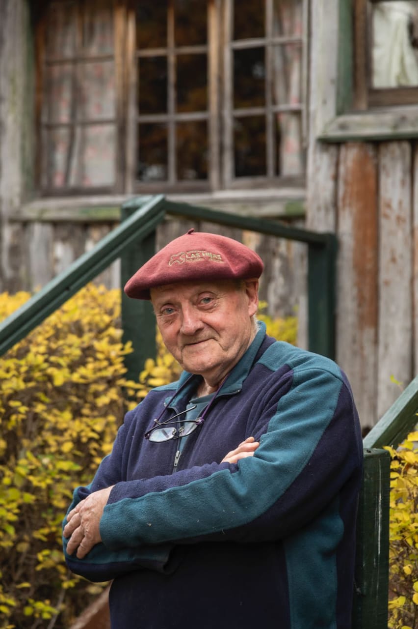 Retrato de la casa, con la boina de la estancia