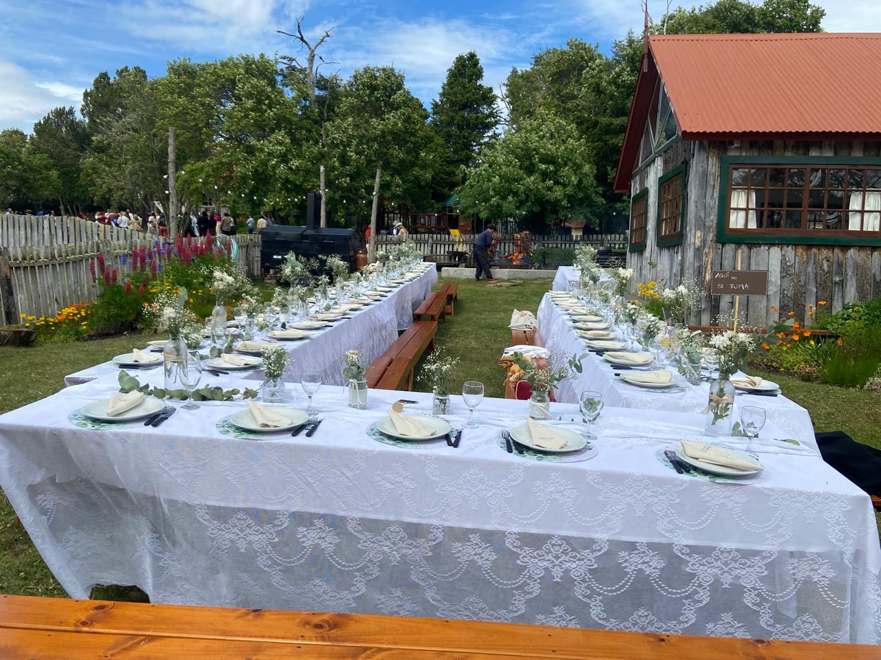 Las mesas largas armadas para un casamiento