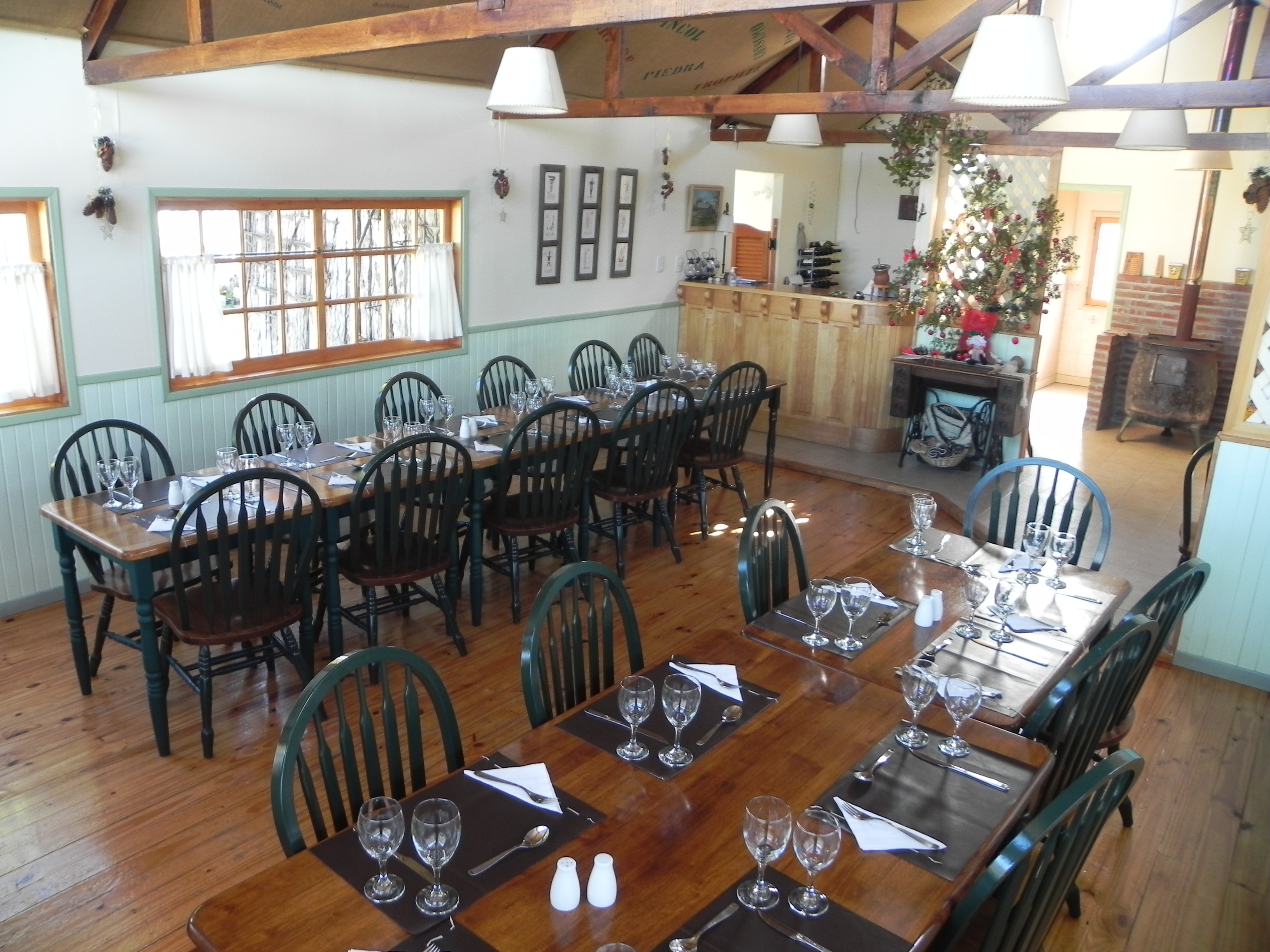 El comedor del quincho, listo para recibir